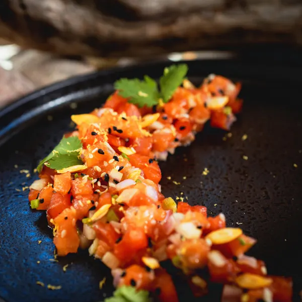 Tartare de saumon aux graines de courge brûlées
