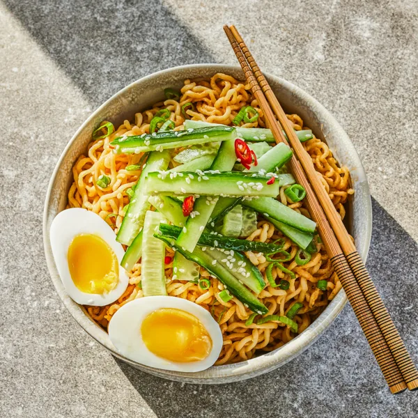 Nouilles ramen froides au sésame &amp; salade de concombre