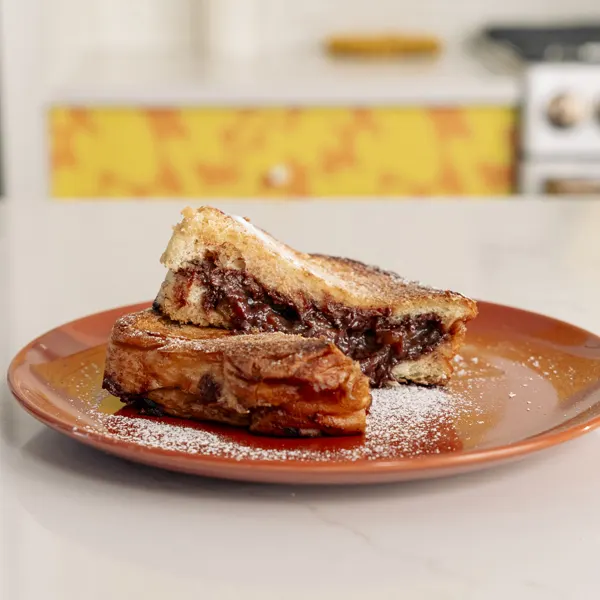 Sandwich grillé à la tartinade au chocolat et compotée de fruits