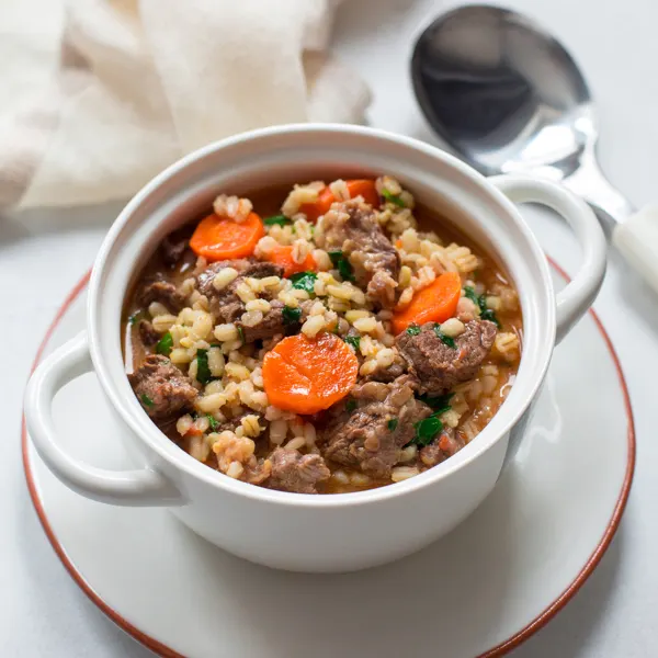 Soupe-repas à l'orge et au bœuf effiloché