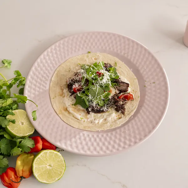 Tacos au bœuf, salsa de tomates fraîches, mayonnaise à la lime
