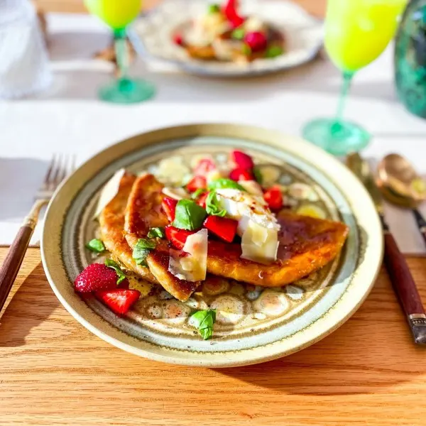 Pain à la poêle avec garniture à la ricotta et aux fraises
