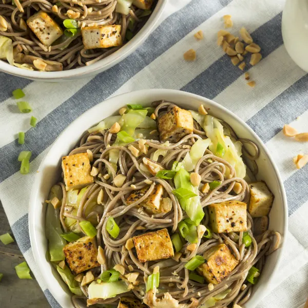 Pâtes au tofu sauce aux arachides