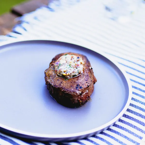 Steak d'orignal avec beurre du chasseur