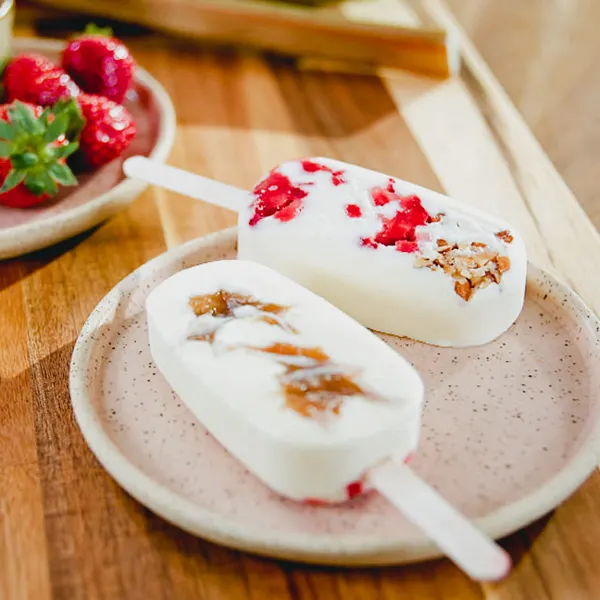 Paletas rhubarbe, fraises et chocolat blanc