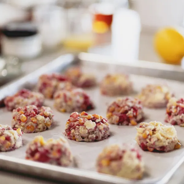Scones au maïs et framboises, miel au citron