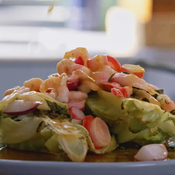 Chou grillé au Barbecue, salade tiède de pickles aux crevettes nordiques