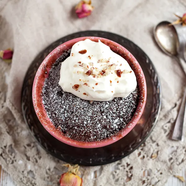 Gâteau fondant au chocolat dans une tasse (mug cake)