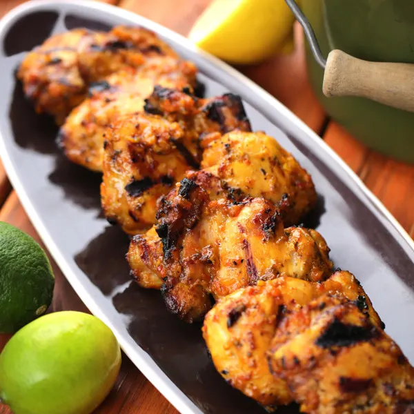 Hauts de cuisse de poulet sauce mojo sur le BBQ