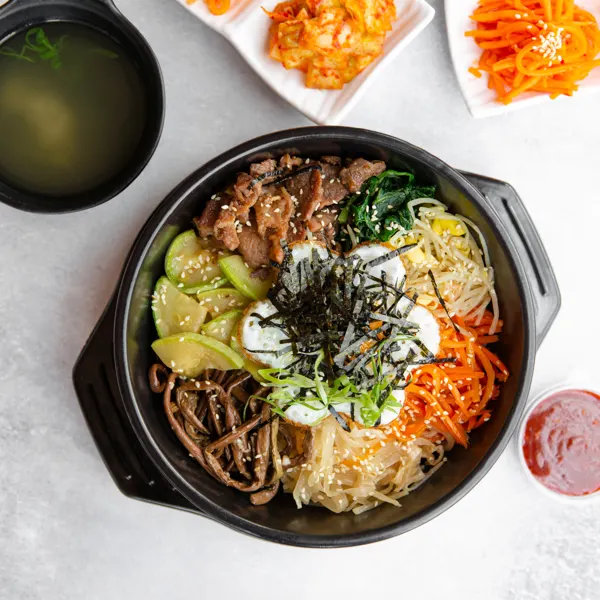 Bibimbap (bol coréen de riz, de légumes et de bœuf) zéro gaspi