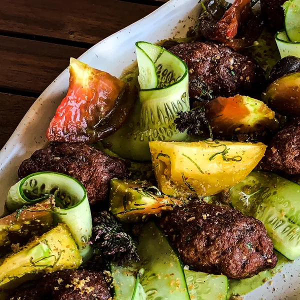Kebabs de chevreau sur yogourt et légumes du jardin