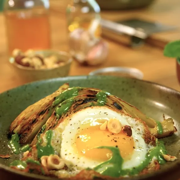 Quartiers de chou, œufs frits et sauce à l’orpin