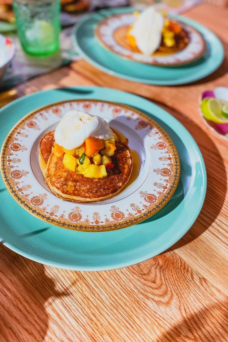 Pancakes aux bananes plantain et salsa de fruits