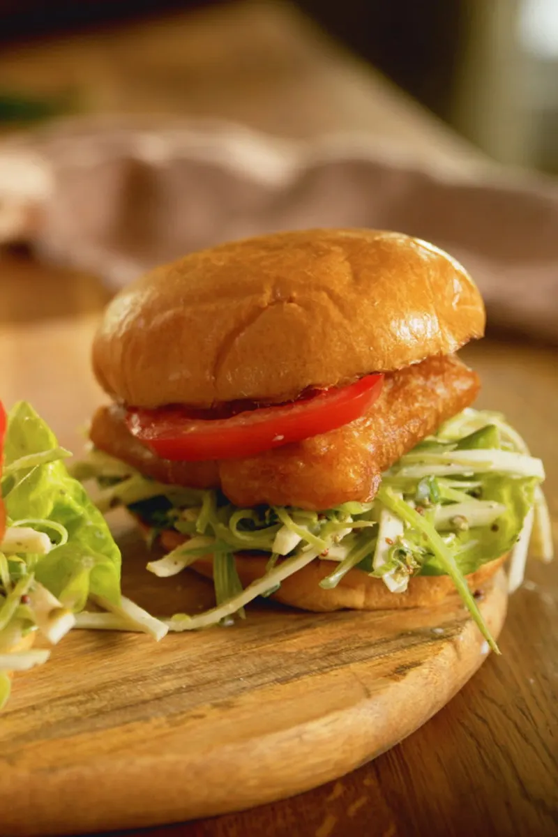 Burger Poisson Burger de poisson frit et rémoulade de pois mange-tout | Cuisinez ...