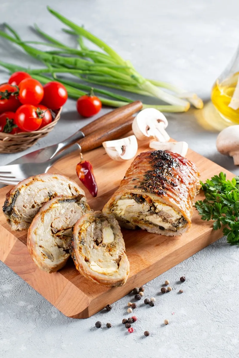 Porchetta fumée croustillante, pesto de fleur d’ail et herbes