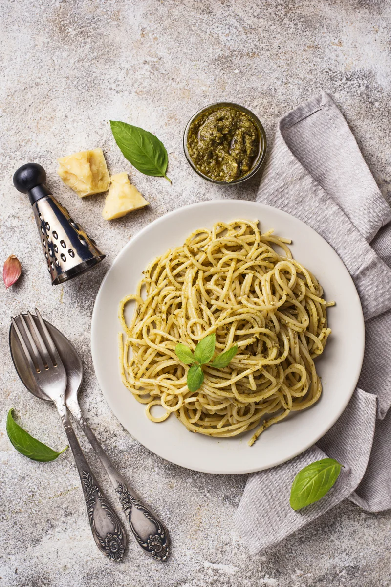 Spaghettis, brocoli et basilic