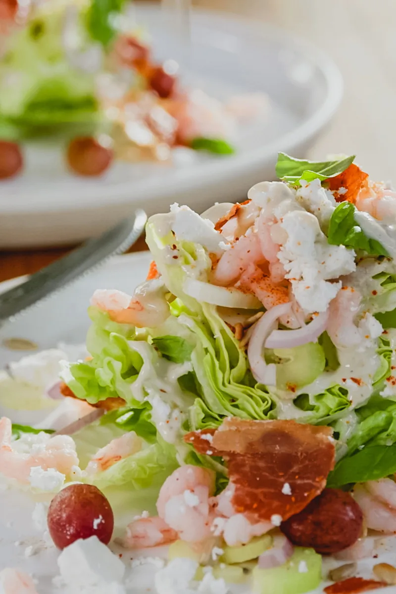 Laitue iceberg garnie aux raisins et gingembre