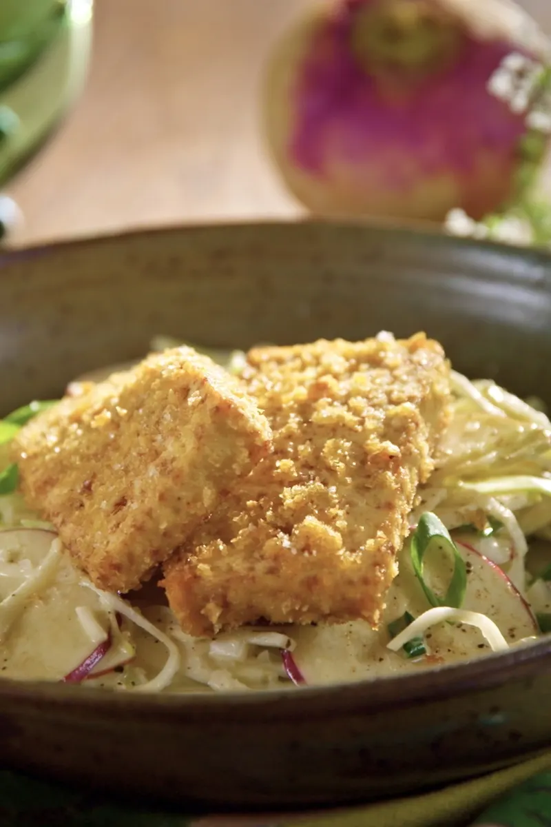 Bol présentant du tofu croustillant sur une salade de chou