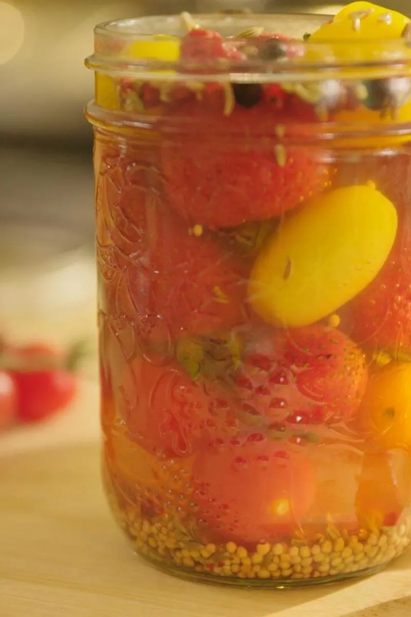 Pot de fraises et tomates cerises marinées