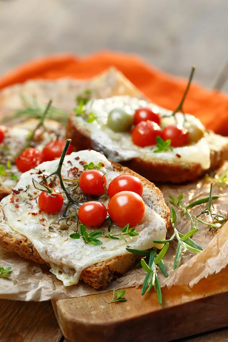 Tartine de scones grillés, crème sûre fumée et tomates cerises