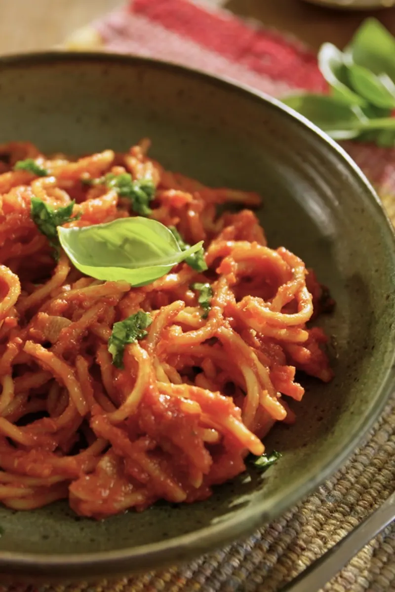 Assiette contenant un plat de spaghetti al'assassina
