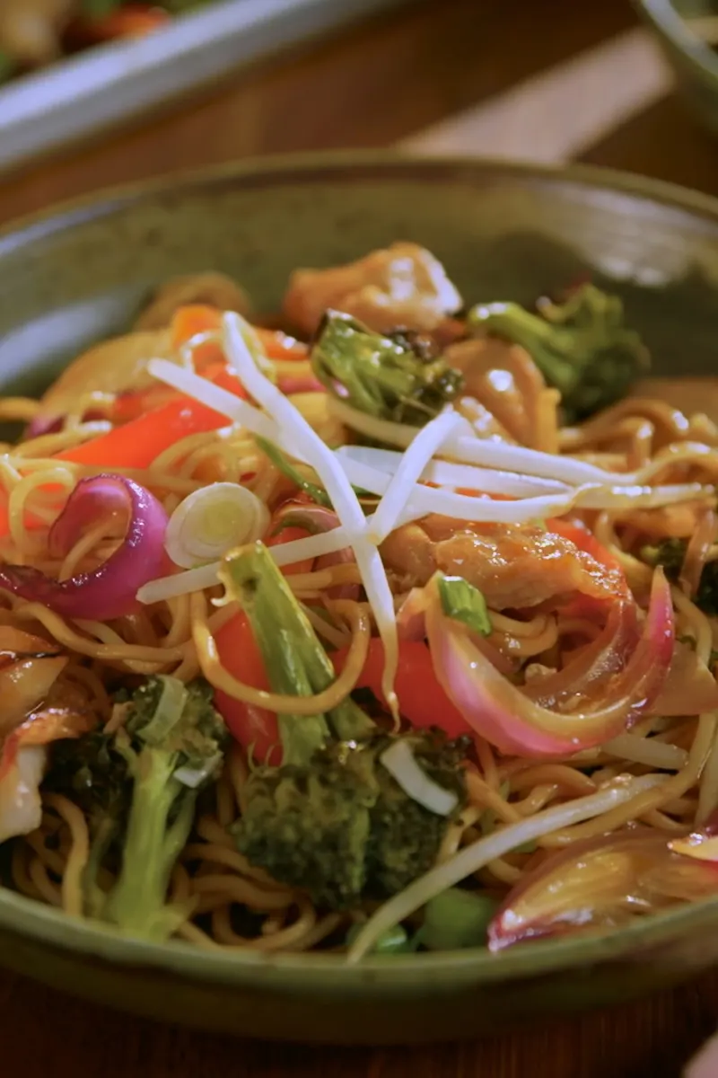 Plaque style chow mein porc et brocoli