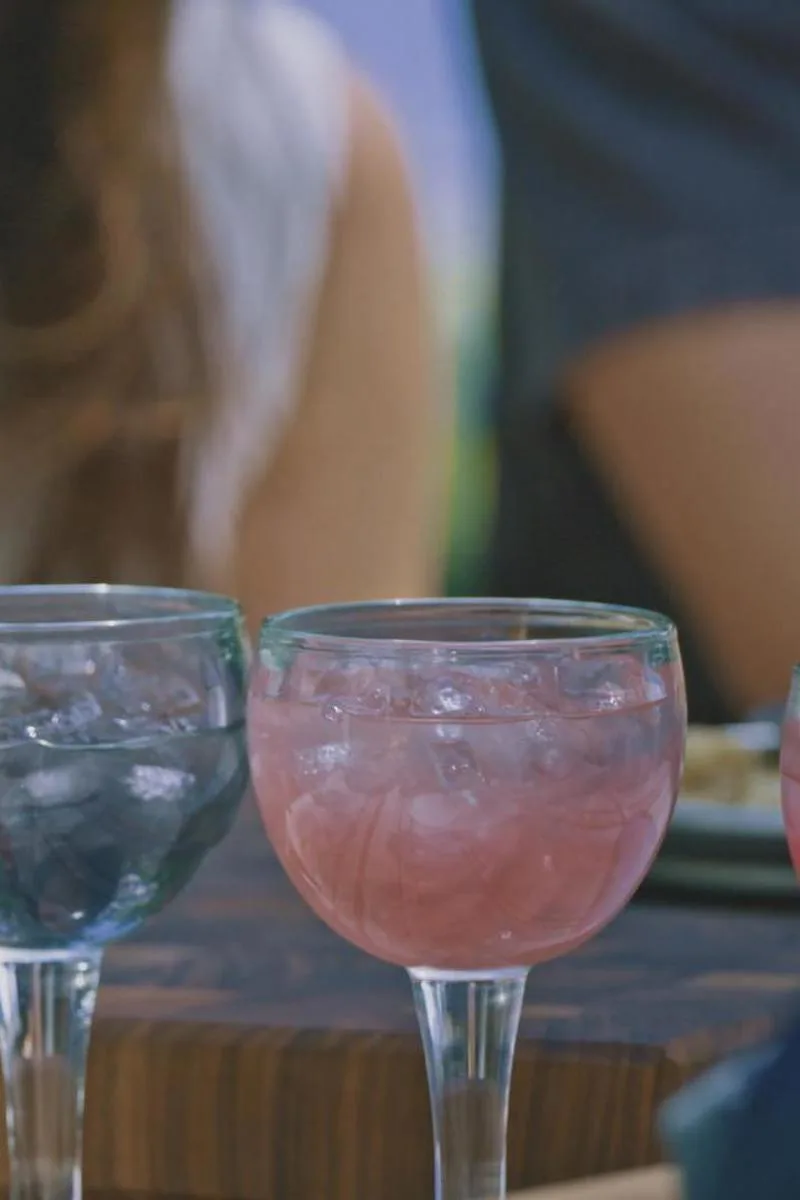 Six coupes de verre avec des glaçons et de la limonade