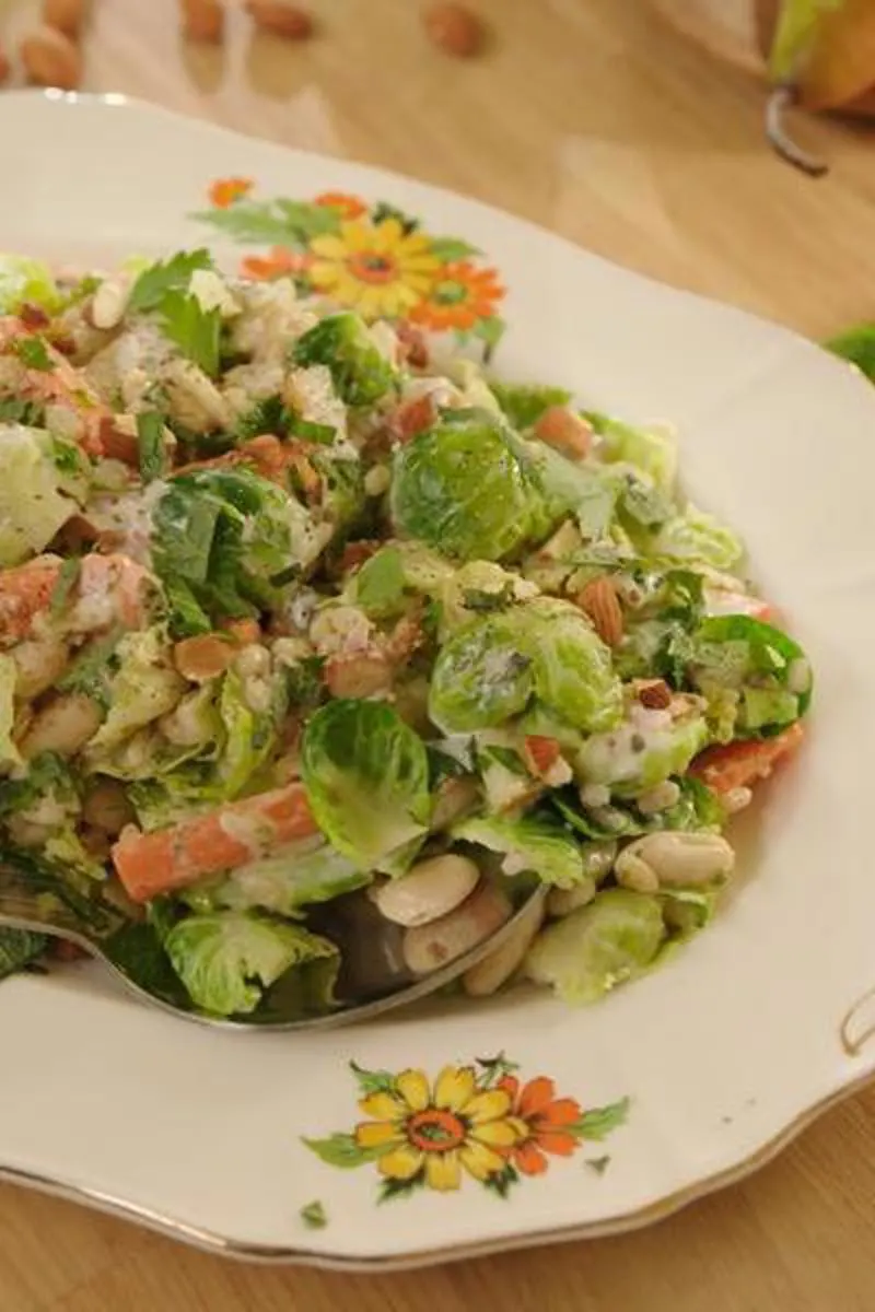 Salade crémeuse aux choux de Bruxelles et aux noix