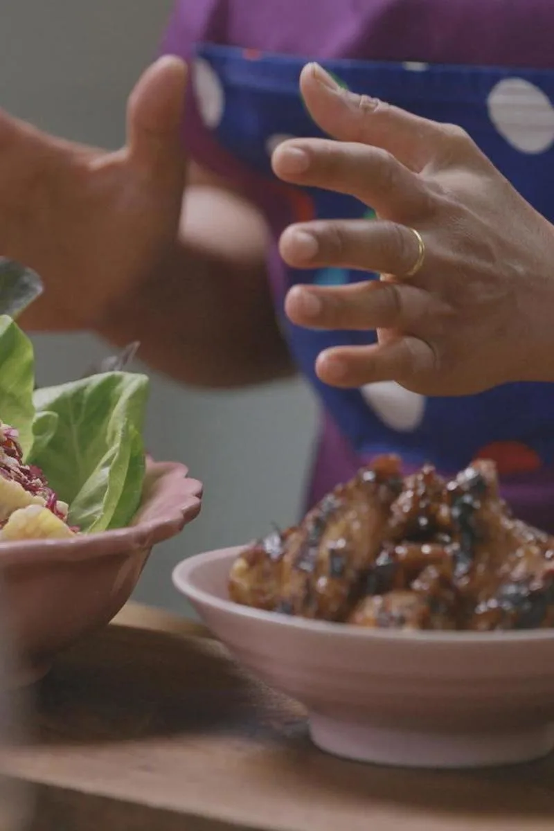 Bol d'ailes de poulet avec une salade thaï
