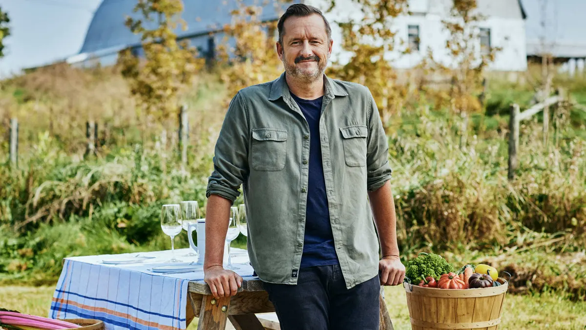 Friand de produits locaux, un chef invité met en valeur nos récoltes, qu'elles soient à boire ou à manger! Rencontres avec des producteurs et productrices agricoles, recettes gourmandes, discussions autour du feu : un moment de chalet parfait!