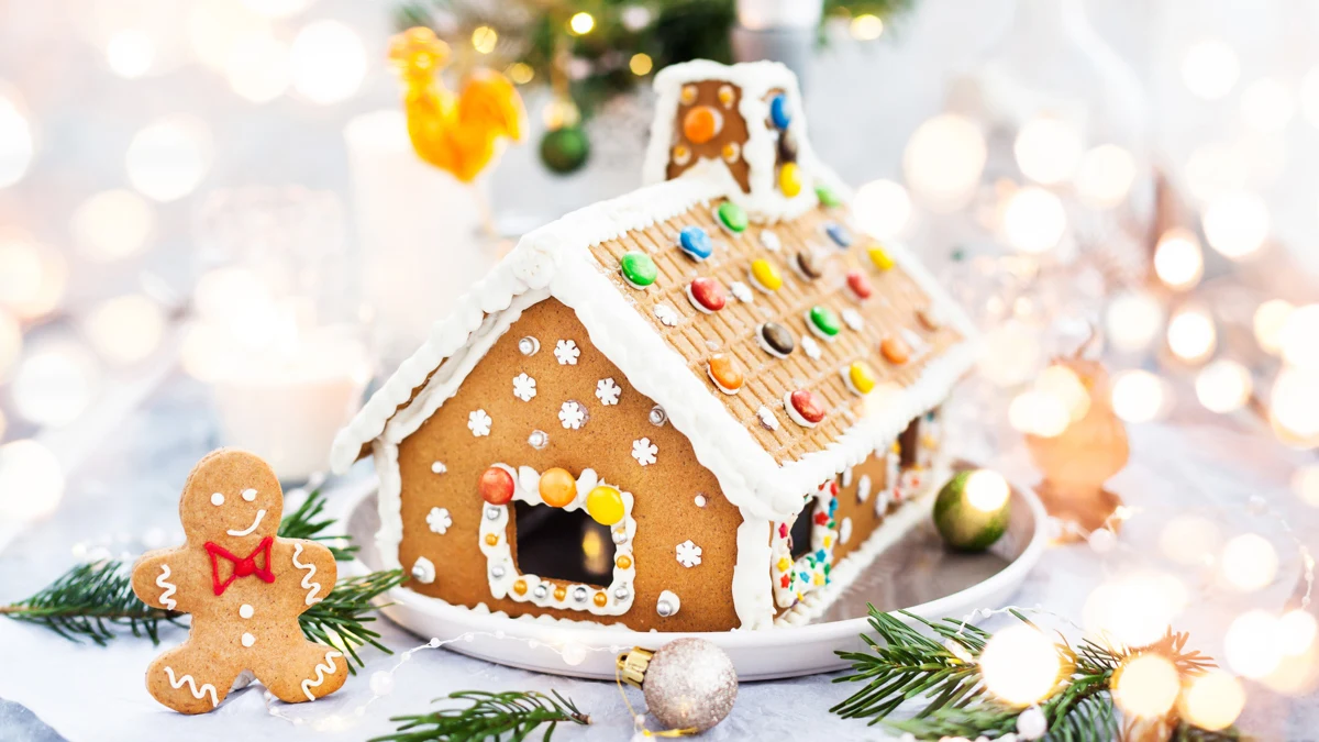 Maison de Noël en pain d'épices remplie de confiseries et chocolats de Noël