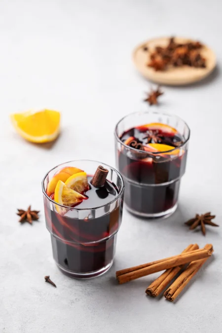 Vin Chaud À L'orange, Épices Et Passoire En Casserole Vintage En