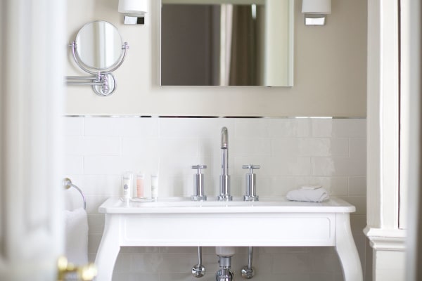 luxury-country-hotel-bathroom-suite
