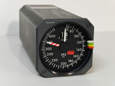 Honeywell SI-225 (4018366-902) Mach Airspeed Indicator (IAS) - AS REMOVED - 6955a8664f9d32265b809af2 Condition - Honeywell