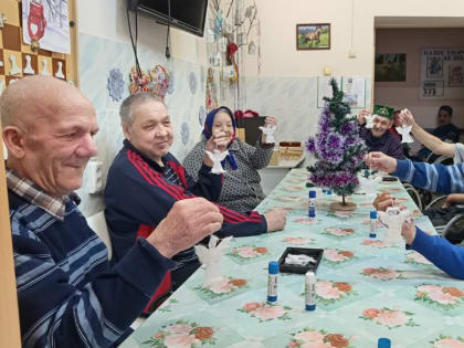 Пожилые Нурлата мастерили Рождественского ангела