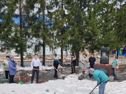 В Лениногорске школьники убрались на территории памятника герою гражданской войны