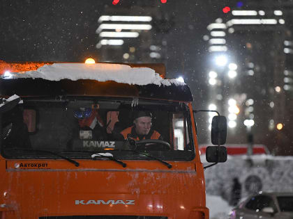 Во время аномального снегопада в Казани водители спецтехники работали по 14-16 часов