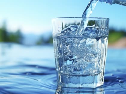 Врач объяснил, чем опасно употребление большого количества чистой воды в жару