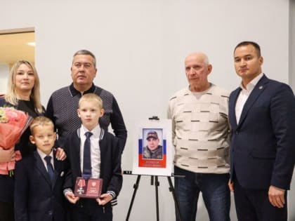 В Бугульме в День Героев Отечества организовали выставку фотографий и возложили цветы на Аллее памяти