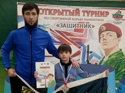 Юный боец из Лениногорска вернулся с республиканского турнира по панкратиону «Защитник» с победой
