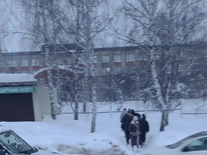 В Елабуге расчищают снег на остановочных павильонах и тротуарах