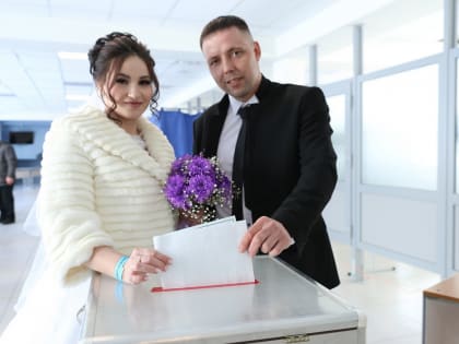 В Нижнекамские влюбленные, прежде чем отправиться в ЗАГС, приехали на избирательный участок