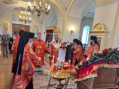 Накануне Недели 3-ей по Пасхе, святых жен-мироносиц, епископ Выборгский и Приозерский Игнатий и епископ Рославльский и Десногорский Мелетий совершили Всенощное бдение в нижнем храм