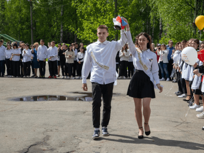 Выпускники Ленобласти прощаются со школой