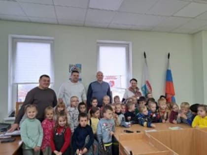 Детсадовцы наведались в Кузьмоловскую администрацию