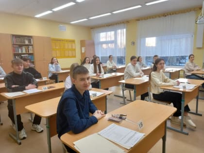 Девятиклассники школ Выборгского района принимают участие в региональном репетиционном экзамене по математике