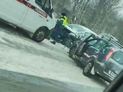 Медики и МЧС прибыли к ДТП с легковушками под Всеволожском