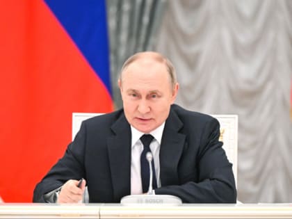 «Движение первых» и Сбербанк. Путин приехал на выставку 