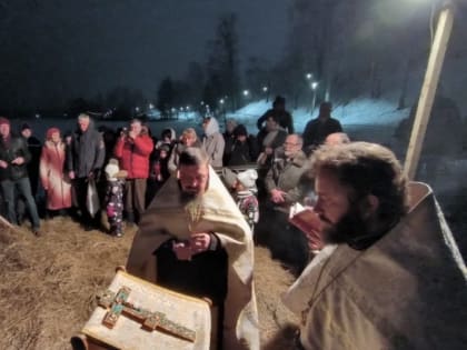 В Рощино совершили службы Крещенского сочельника и Крещения Господня. Состоялись традиционные крещенские купания