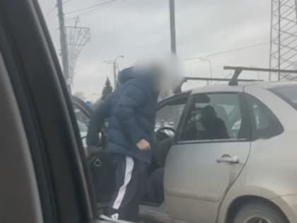 На Пискаревском проспекте агрессивный автомобилист избил пожилого водителя на "Ладе" за отказ уступить дорогу